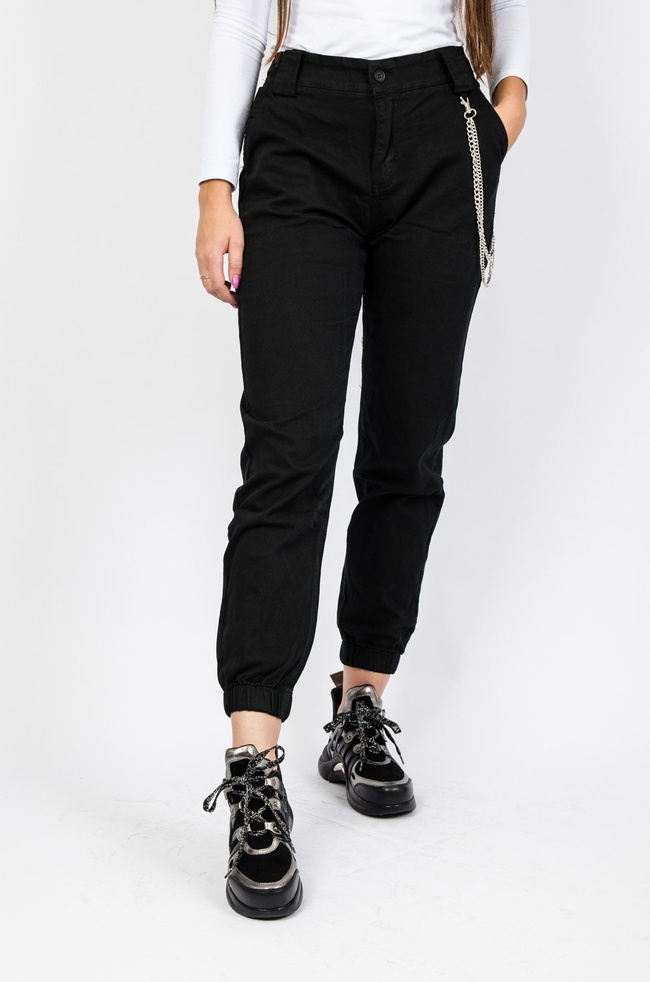 Czarne joggery z łańcuszkiem 