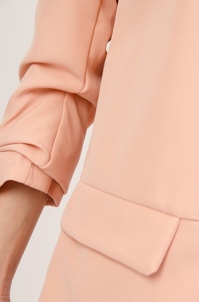 Jasno różowa marynarka z marszczeniem w rękawie