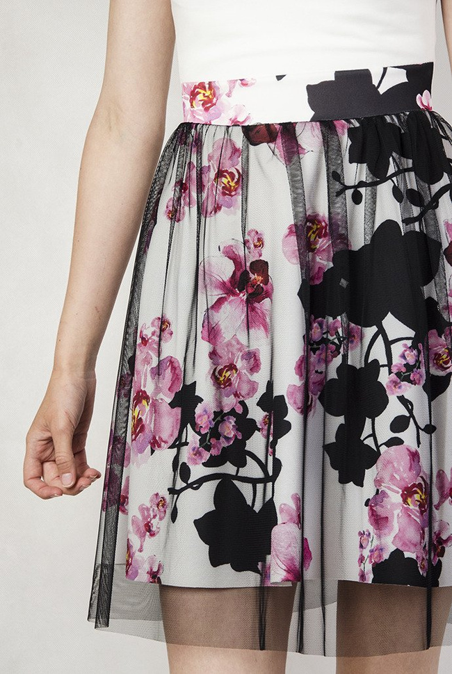 Biała sukienka z dołem w kwiaty, z siateczkowym obszyciem