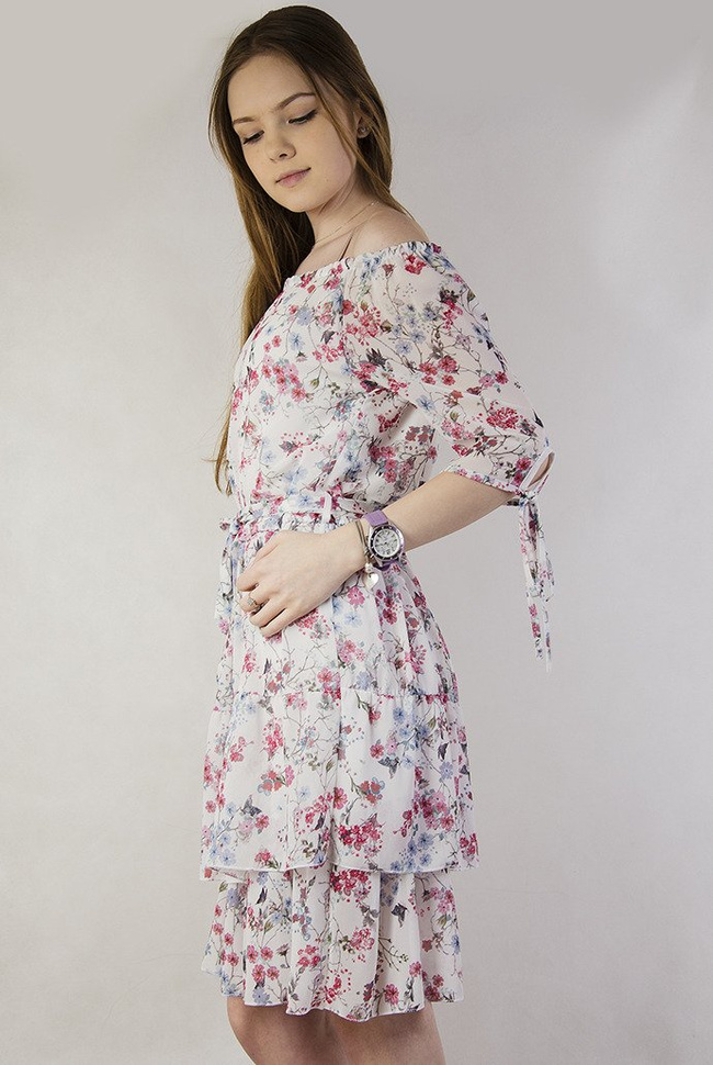 Biała sukienka w kwiaty z wiązaniem w pasie