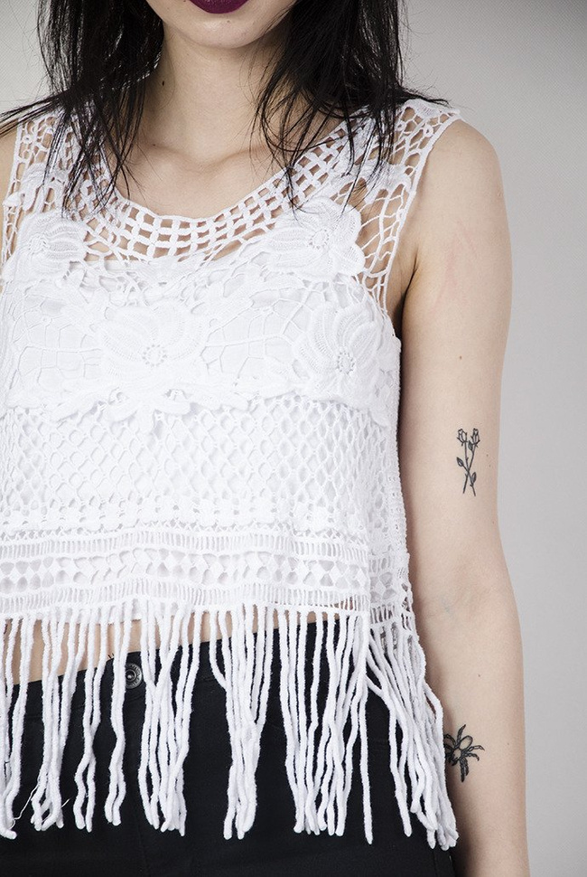 Krótka, koronkowa, biała bluzka z frędzelkami