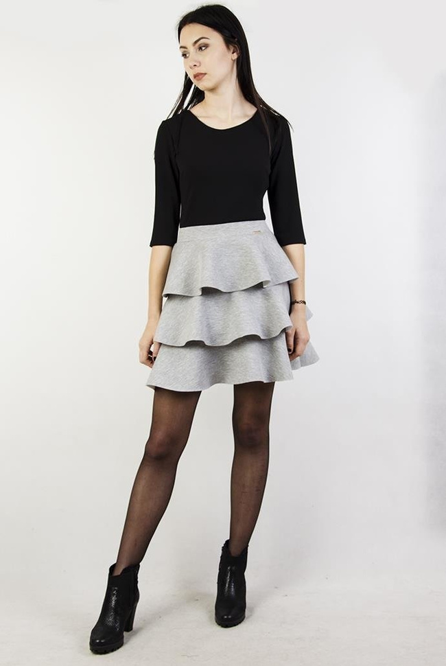 Czarno-szara sukienka z falbanami