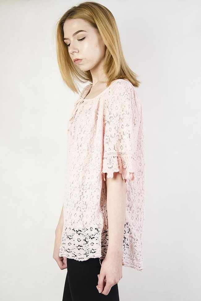 Jasnoróżowa bluzka ażurowa, z hiszpańskim dekoltem