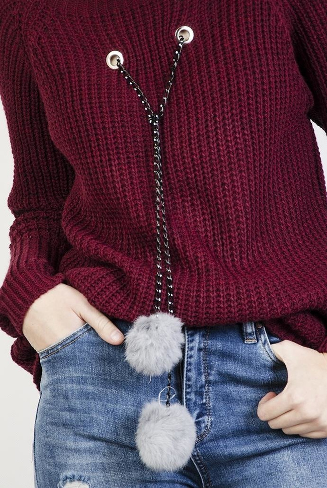 Bordowy sweter z pomponami na łańcuszku