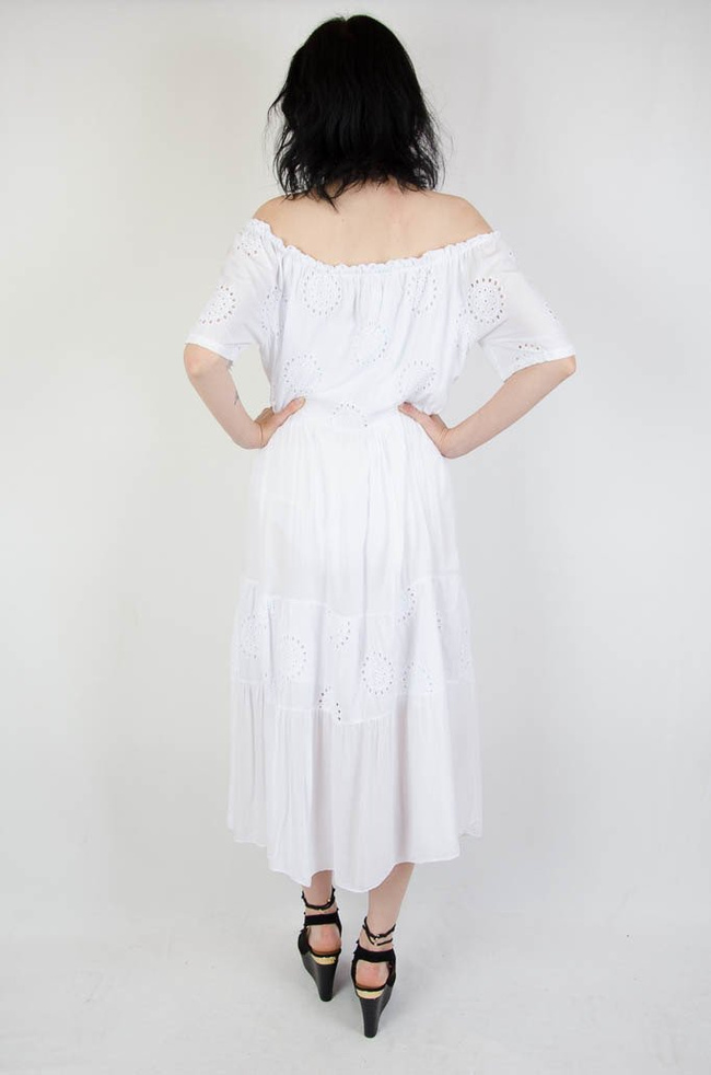 Biała sukienka hiszpanka z ażurowymi wzorami