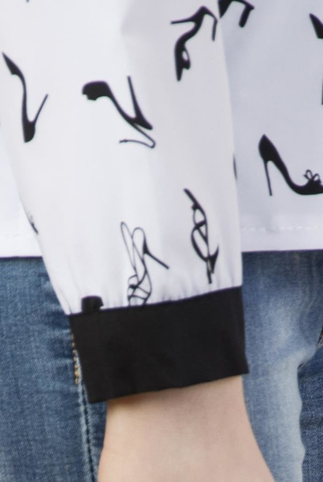 Biała koszula z czarnym kołnierzem oraz mankietami zapinana na guziki