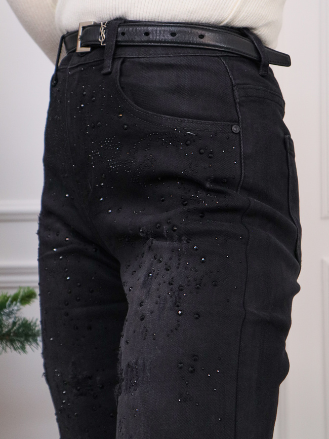 SPODNIE JEANSOWE MOM FIT Z PRZETARCIAMI I CEKINAMI-CZARNE