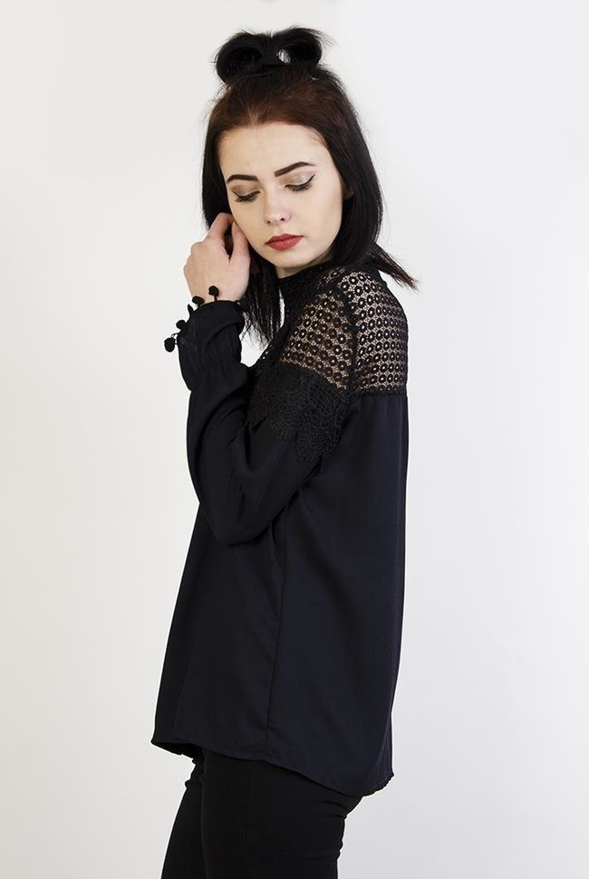 Granatowa bluzka z kulkami przy rękawach i ażurowymi wstawkami