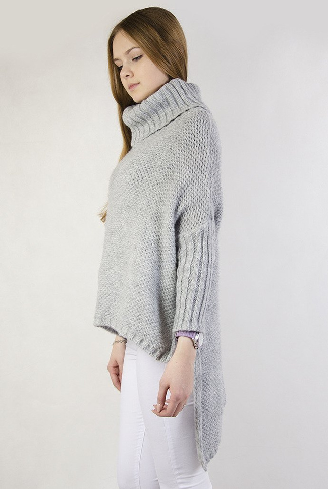 Szary sweter a'la ponczo z golfem