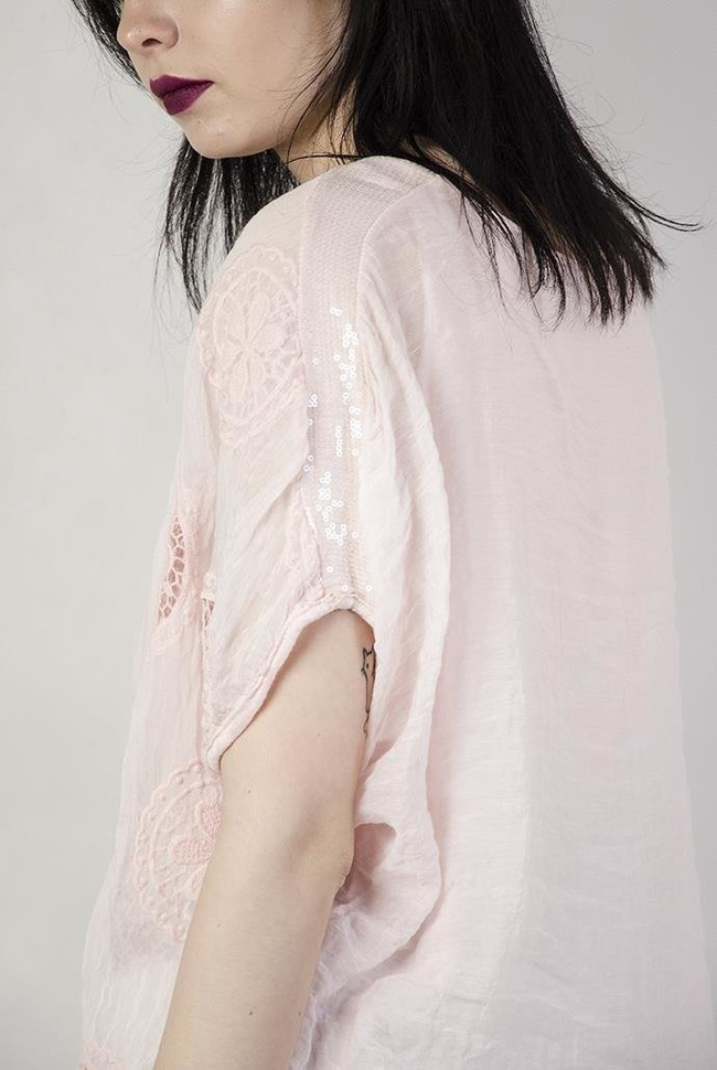 Jasnoróżowa bluzka z haftowanymi kółeczkami