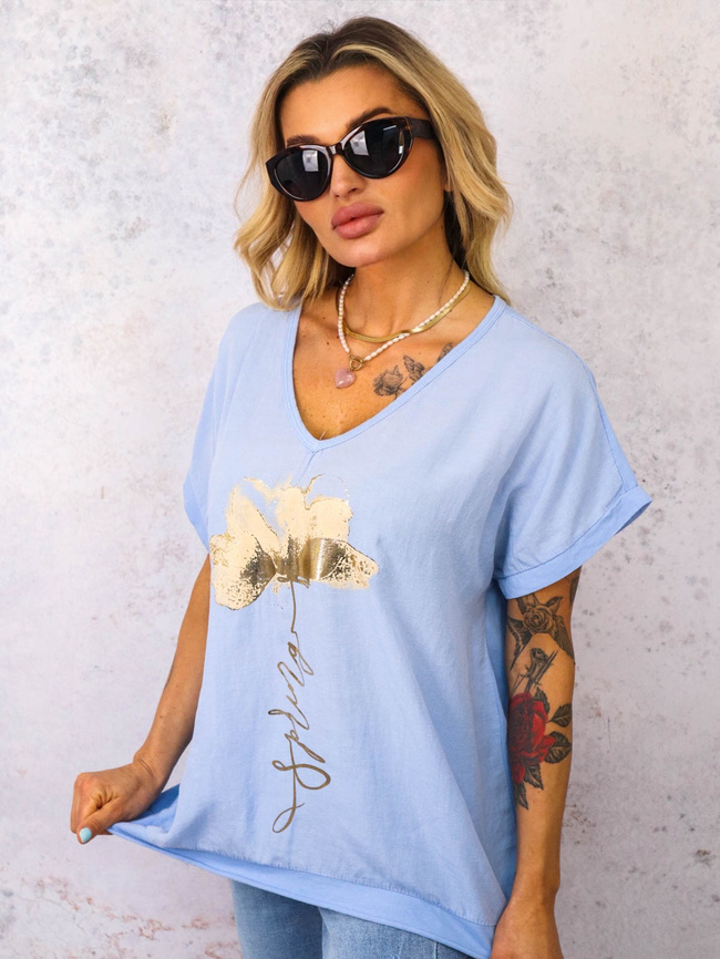 T-SHIRT ZE ZŁOTYM KWIATEM I DEKOLTEM W SZPIC- NIEBIESKI