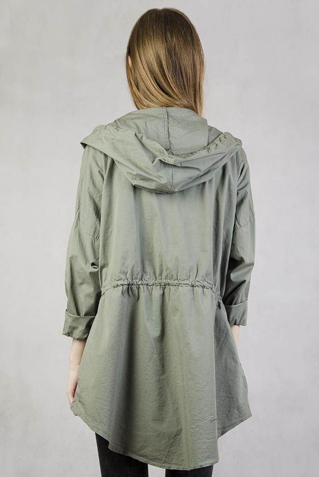 Zielona narzuta z kapturem, ściągana w pasie