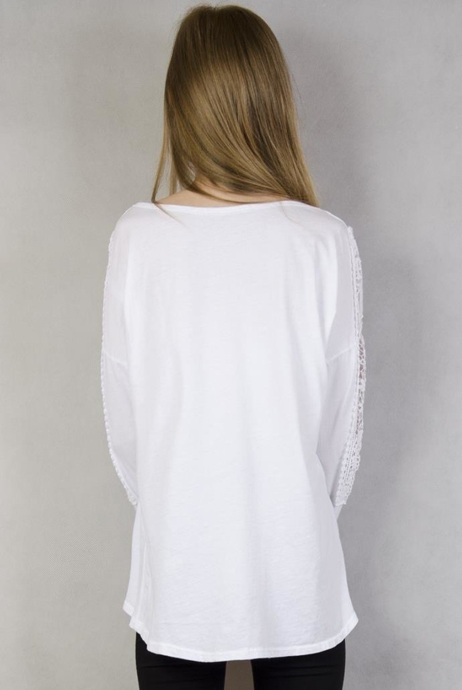 Biała bluzka z haftowanymi kwiatami