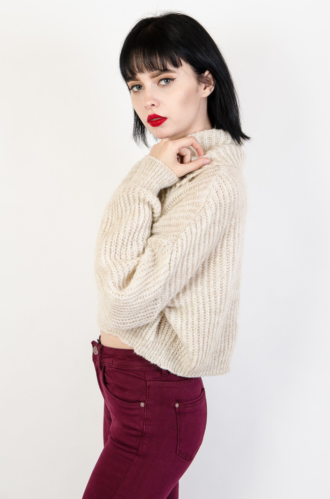 Beżowy sweter z golfem 