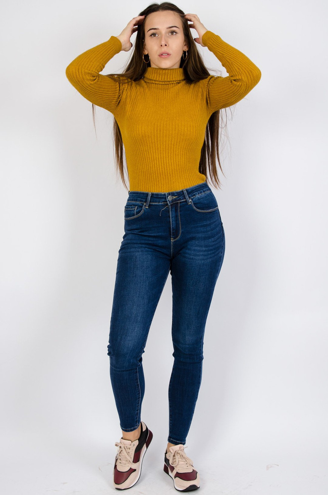 Musztardowy sweter z golfem