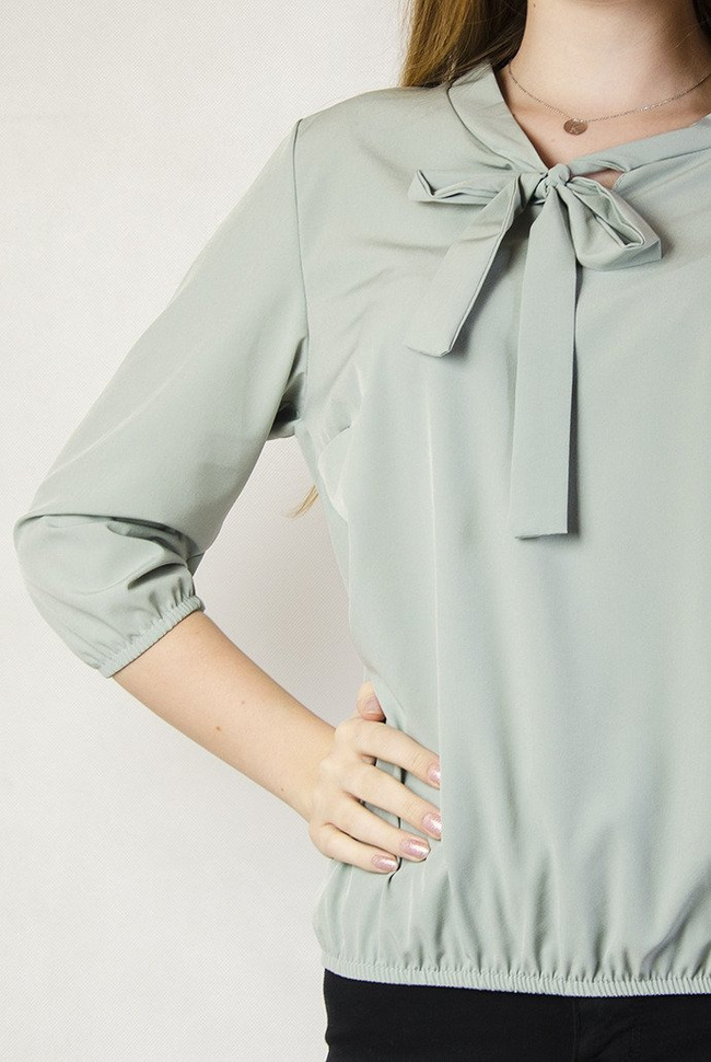 Jasnozielona bluzka z wiązaniem przy dekolcie