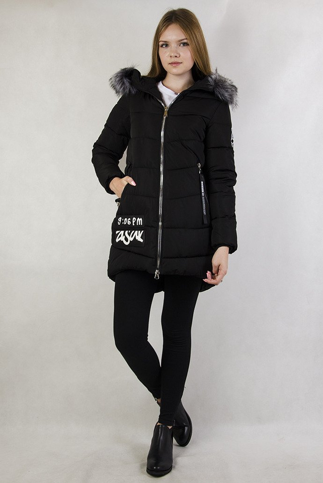 Czarna, przedłużana kurtka z naszywkami