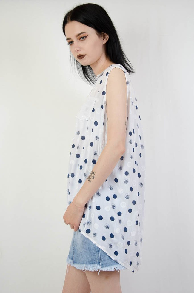Biała koszula w kropki z cekinową kieszonką