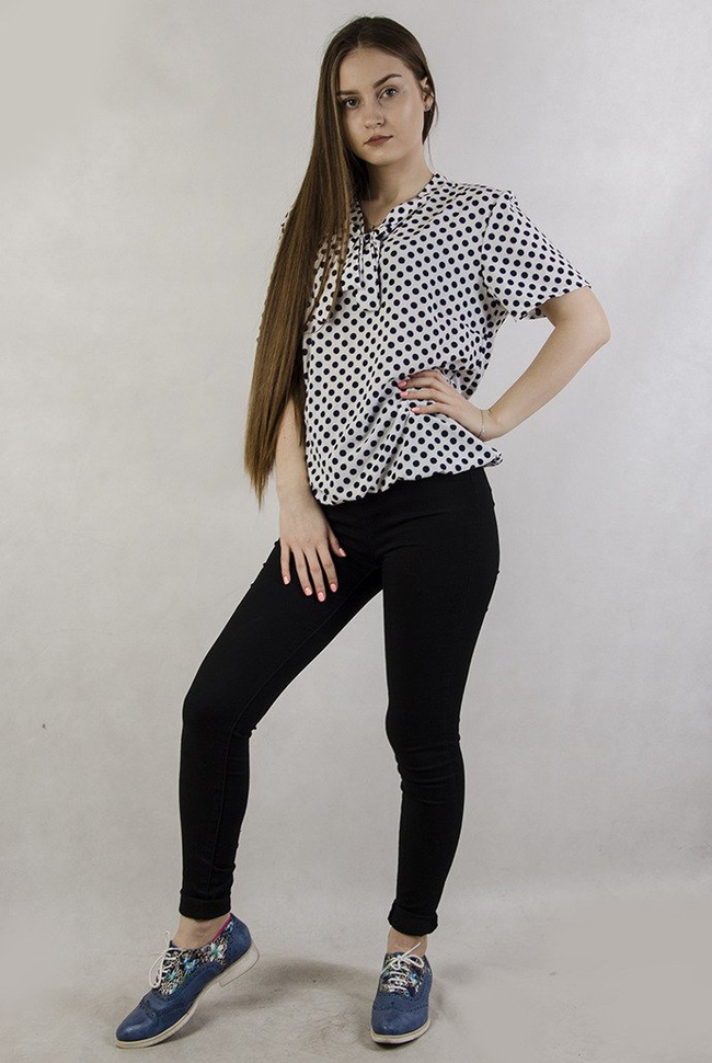 Biała bluzka w kropki z wiązaniem w dekolcie