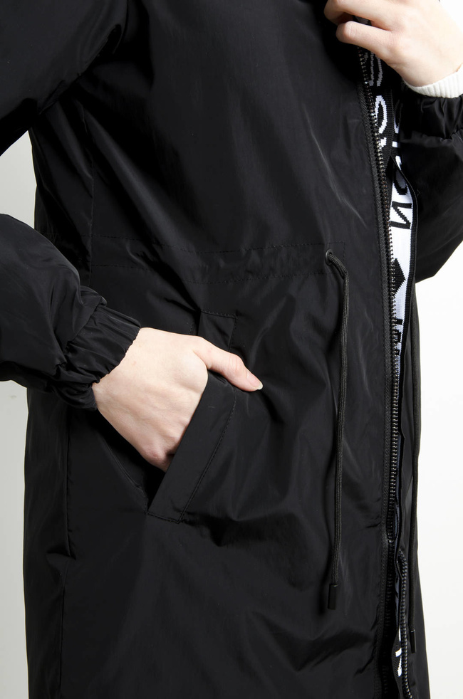 KURTKA PARKA Z KAPTUREM W KOLORZE CZARNYM