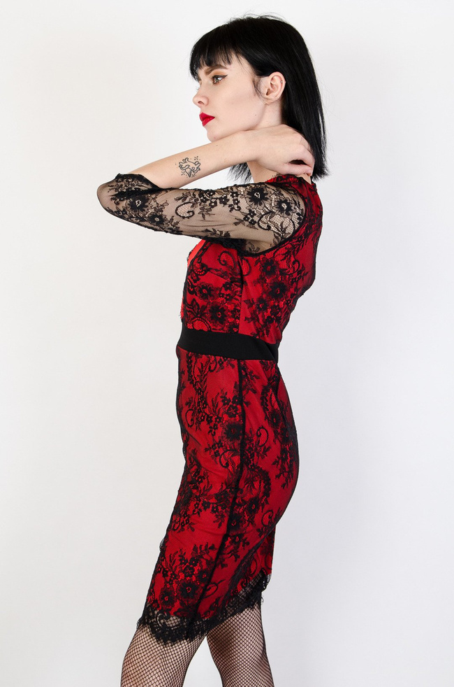 Przylegająca koronkowa czerwono-czarna sukienka