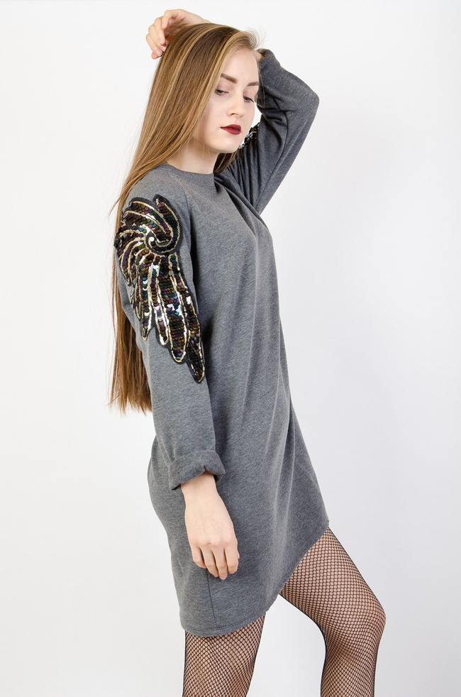 Szara sukienka oversize z ozdobnymi ramionami 