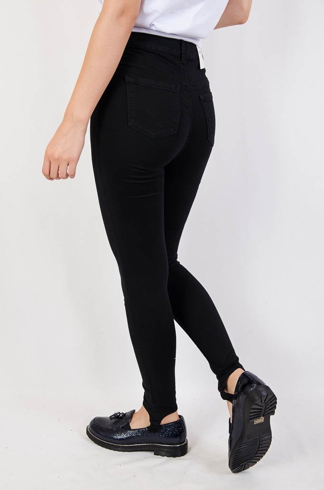 Czarne spodnie jeansowe z zapiętkami