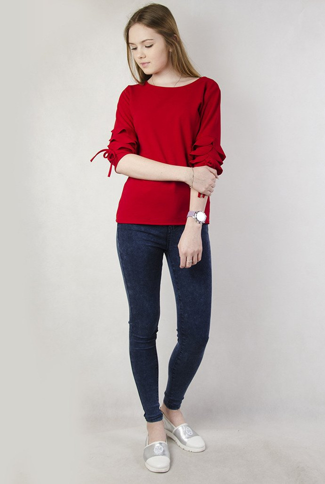 Czerwona bluzka z falbankami przy rękawach