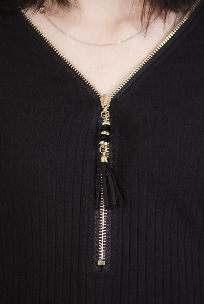 Czarna prążkowana bluzka zapinana na zamek