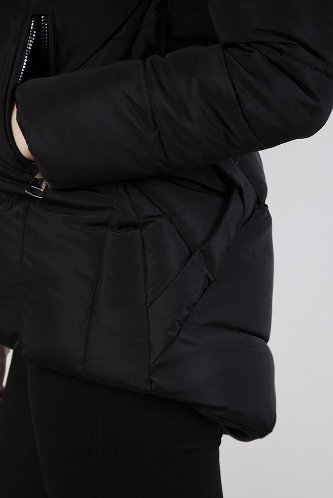 Czarna asymetryczna kurtka z pikowaniem oraz futerkiem przy kapturze