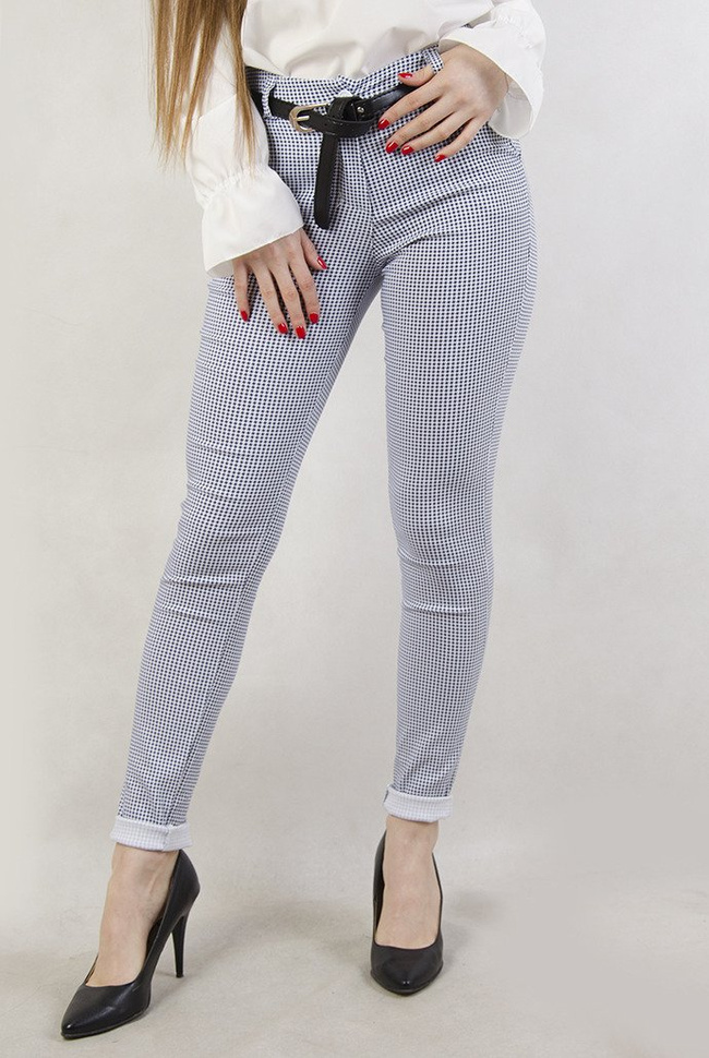 Białe eleganckie spodnie we wzorki