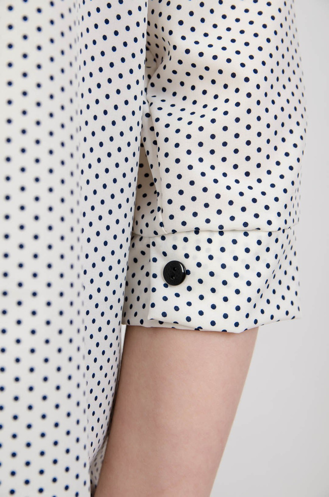 Biała bluzka w kropki z kokardą