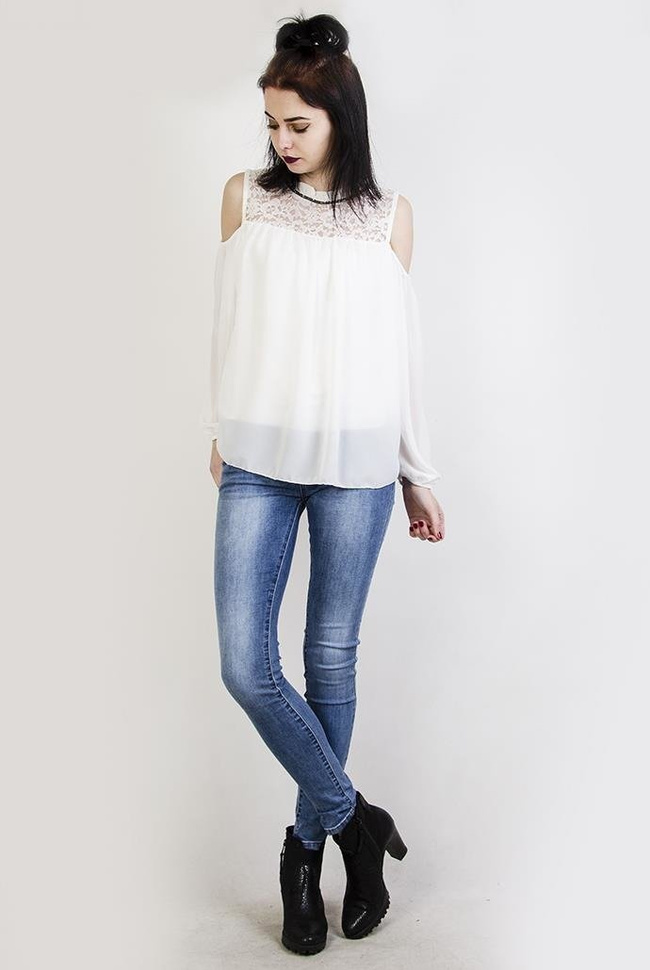 Biała bluzka koszulowa ze zdobionym dekoltem i wycięciami przy ramionach