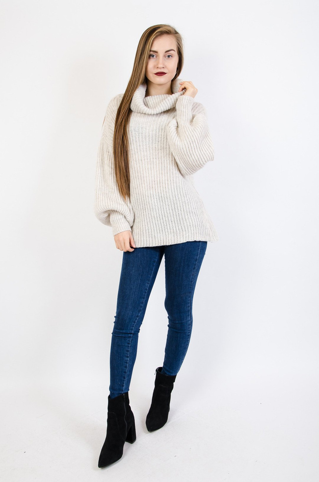 Beżowy golf z bufiastymi rękawami