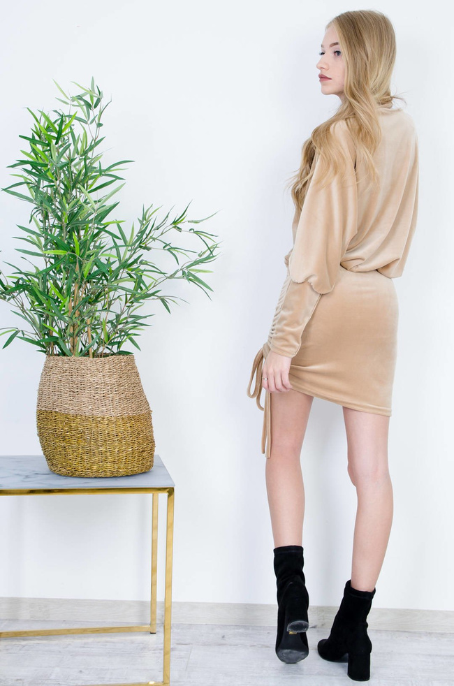 BEŻOWA WELUROWA SUKIENKA Z DOPASOWANYM DOŁEM