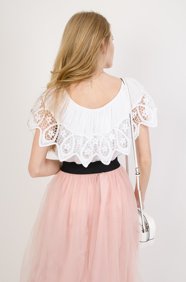 Biała bluzka z hiszpańskim dekoltem i ażurowym wykończeniem