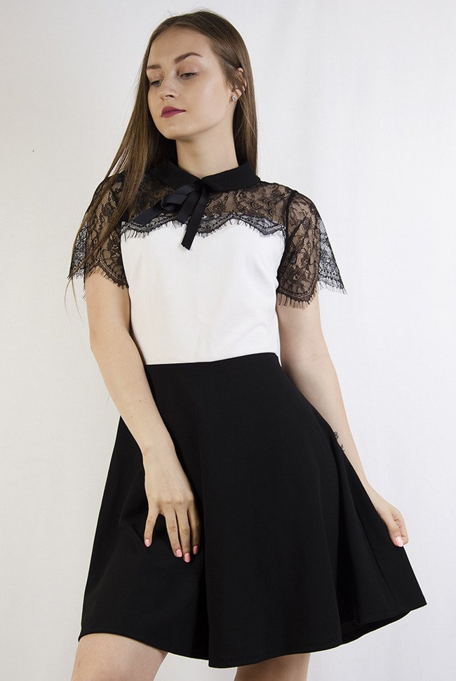 Biało czarna rozkloszowana sukienka z kołnierzem 