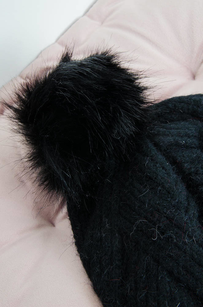 CZARNA OCIEPLANA CZAPKA Z POMPONEM 