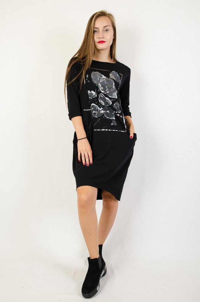 Czarna sukienka z kieszeniami oraz aplikacją z przodu