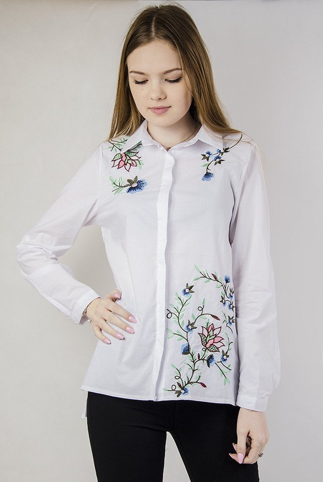 Biała koszula z haftami