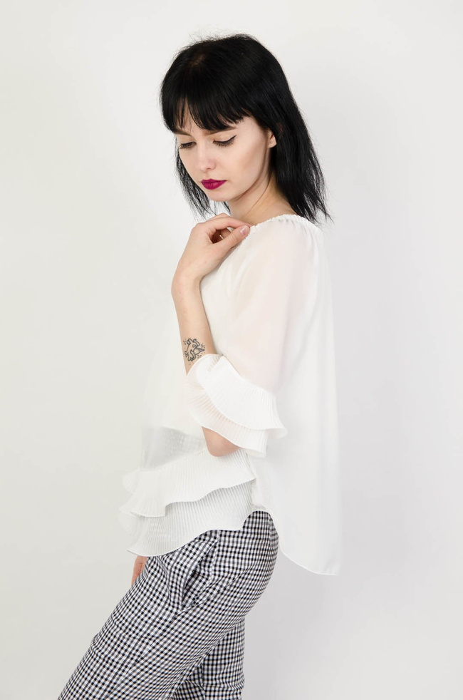 Biała bluzka z plisowanym dołem 