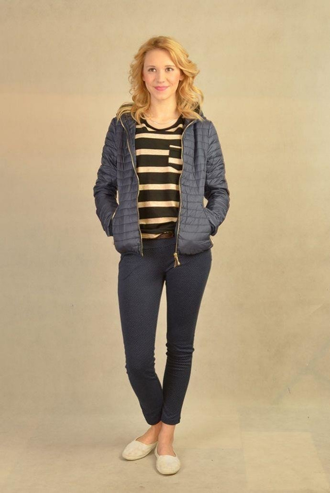 Granatowa kurtka pikowana z zamkiem na kapturze