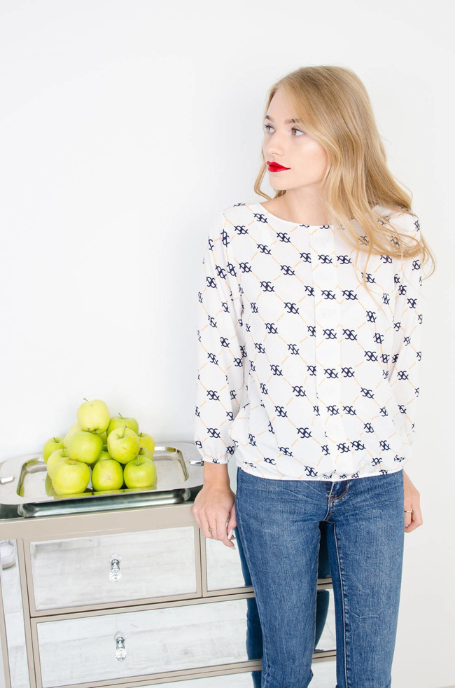 BIAŁA WZORZYSTA BLUZKA Z ZAKŁADKĄ