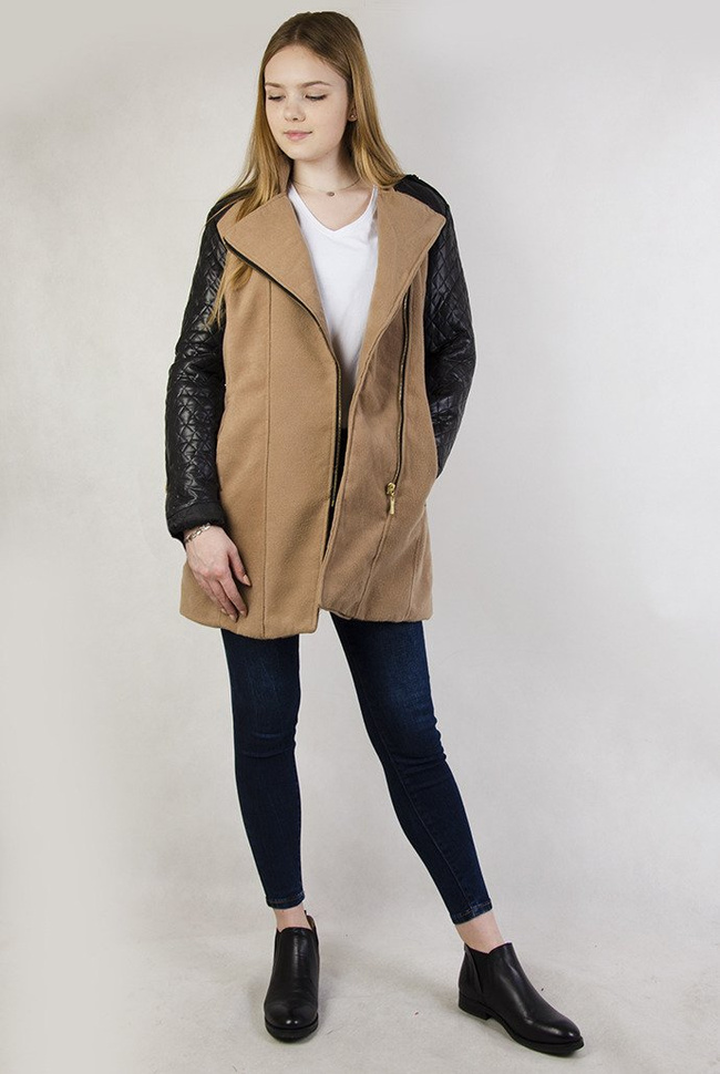 Brązowy płaszcz ze skórzanymi rękawami