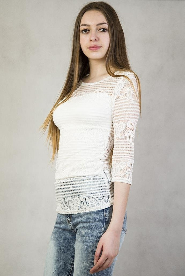 Biała bluzka z wkładkami w dekolcie, obszyta koronką