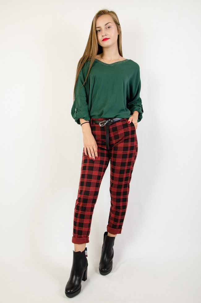 Czerwone spodnie materiałowe w czarną kratę
