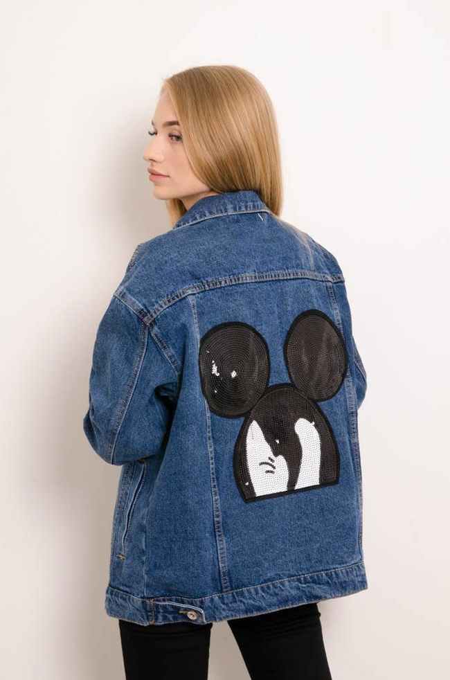 NIEBIESKA KURTKA JEANSOWA Z NASZYWKĄ NA PLECACH