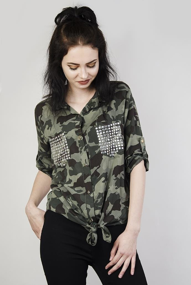 Koszula moro z wiązaniem na dole i ćwiekami przy kieszonkach