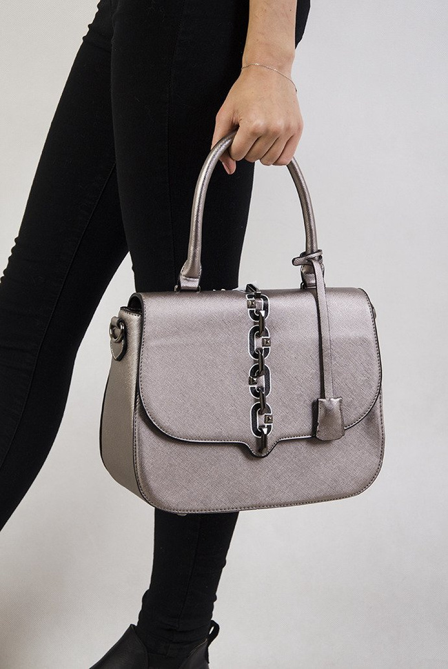 Srebrna torebka ze zdobieniem