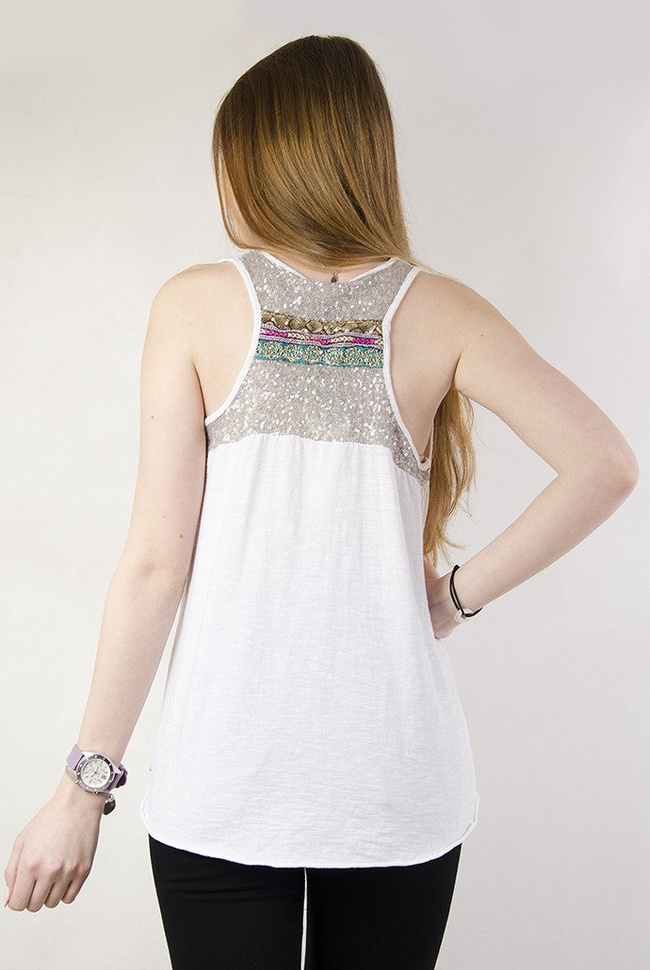 Biała bluzka na ramiączka ozdobiona cekinami